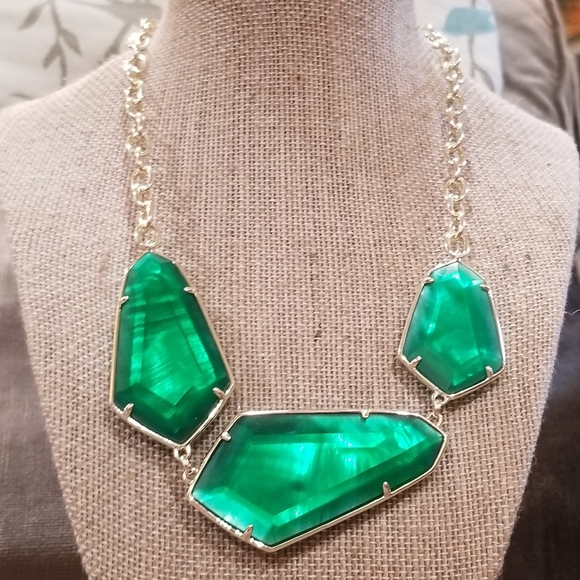 Rare NWT Kendra Scott Jade Green Illusion Statement Necklace in Gold - Picture 3 of 3